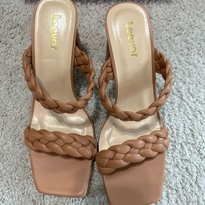 ❤️❤️ 4 for 25$ ❤️❤️ NIB braided heeled sandals. size 9